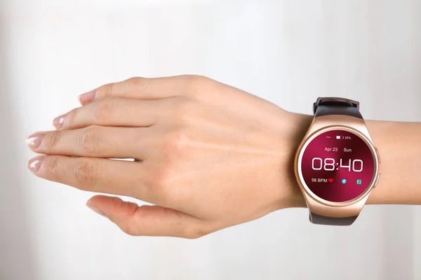 Kobieta Inteligentnym Zegarkiem Wyświetlającym Czas Datę Tętno Zbliżenie — Zdjęcie stockowe