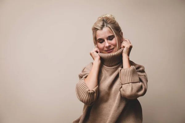 Mujer Feliz Suéter Elegante Sobre Fondo Beige Espacio Para Texto —  Fotos de Stock