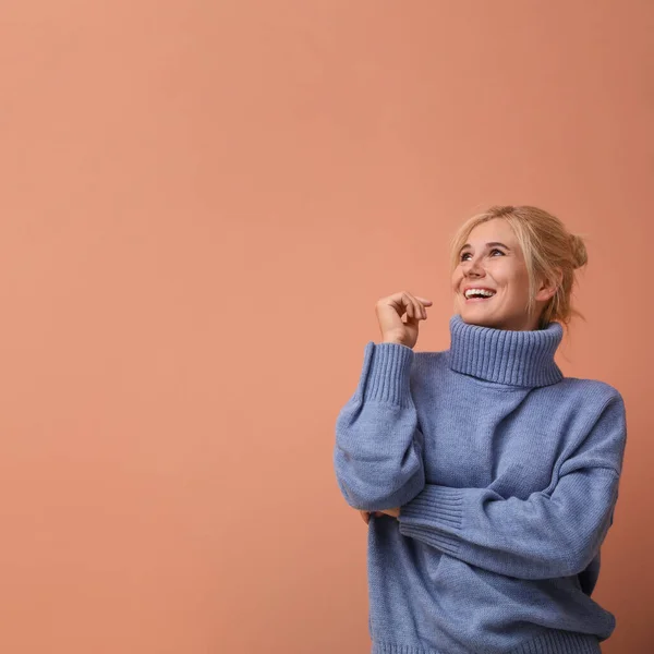 Mujer Feliz Suéter Elegante Sobre Fondo Color Espacio Para Texto — Foto de Stock
