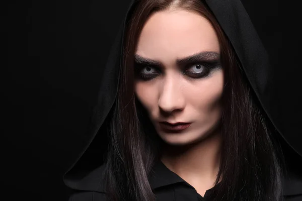 Geheimnisvolle Hexe Mit Gespenstischen Augen Auf Schwarzem Hintergrund Nahaufnahme — Stockfoto