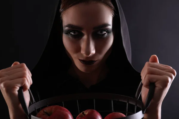 Mystérieuse Sorcière Avec Panier Plein Pommes Sur Fond Noir Gros — Photo