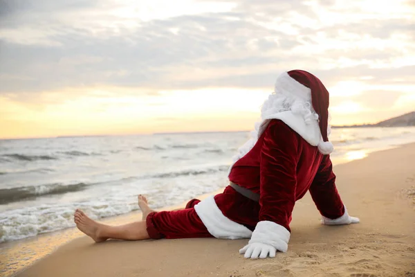 Babbo Natale Rilassante Sulla Spiaggia Spazio Testo Vacanze Natale — Foto Stock