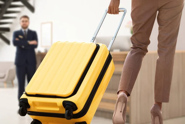 Üzletasszony Bőrönddel Érkezik Szállodába Közelről — Stock Fotó
