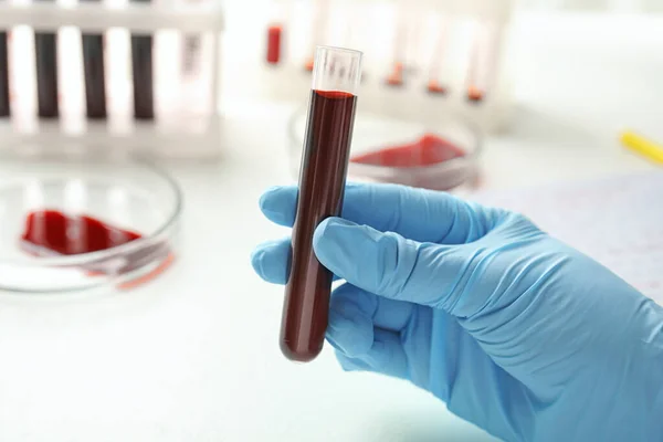 Científico Sosteniendo Probeta Con Muestra Sangre Primer Plano Análisis Laboratorio — Foto de Stock