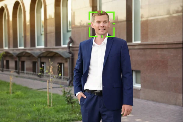 Sistema Reconhecimento Facial Identificando Homem Rua Cidade — Fotografia de Stock