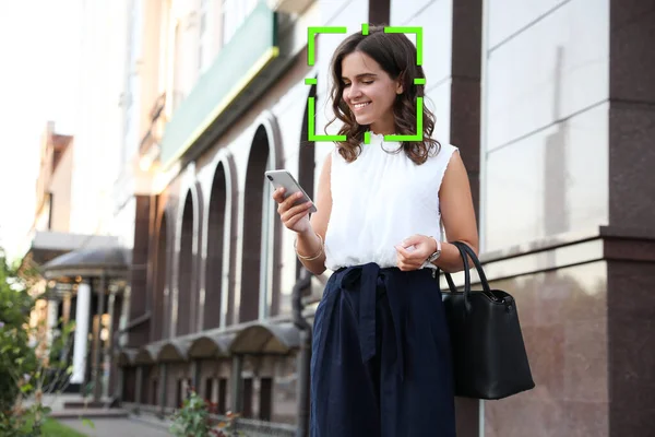 Sistema Reconhecimento Facial Identificando Mulher Rua Cidade — Fotografia de Stock