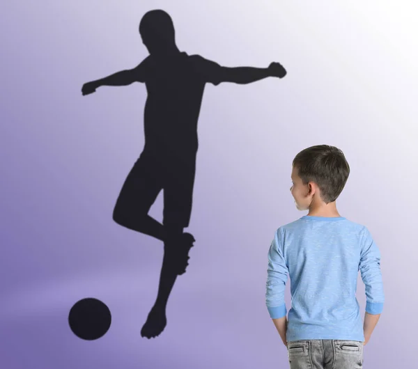 Petit Garçon Rêvant Être Footballeur Silhouette Homme Derrière Enfant — Photo