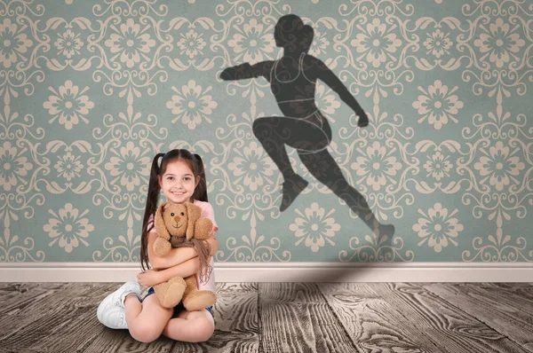 Yumuşak Oyuncaklı Küçük Kız Koşucu Olmayı Hayal Ediyor Çocuğun Arkasından — Stok fotoğraf