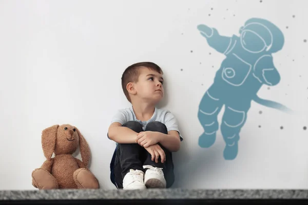 Маленький Мальчик Мягкой Игрушкой Мечтает Стать Космонавтом Силуэт Астронавта Спиной — стоковое фото