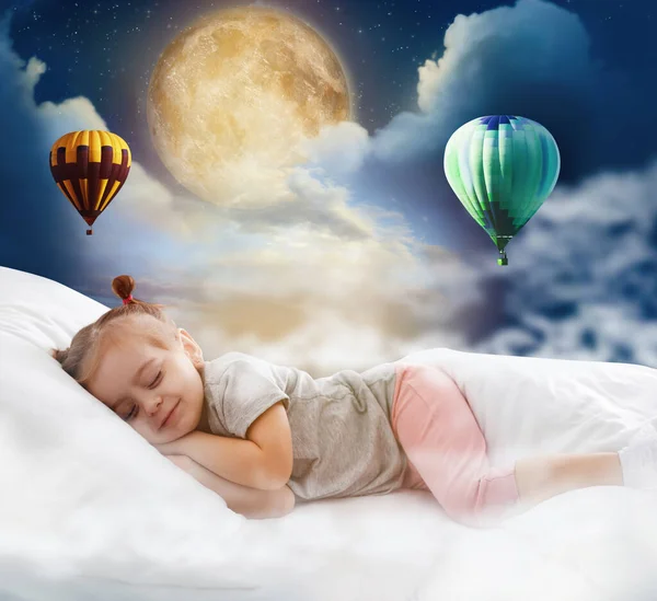 Linda Menina Dormindo Cama Lua Cheia Balões Quente Céu Nublado — Fotografia de Stock