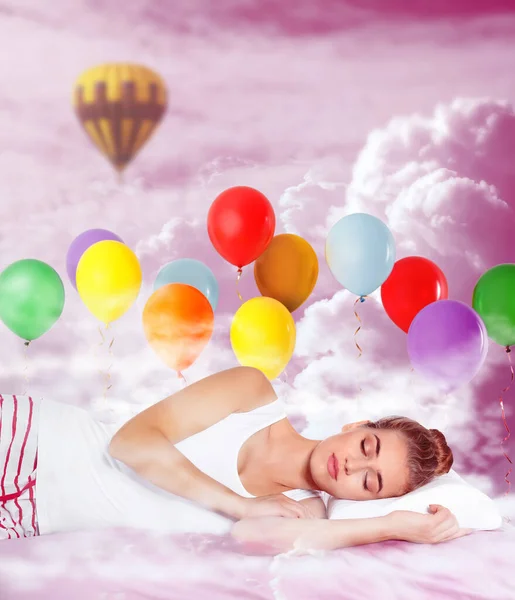 Süße Träume Rosa Bewölkter Himmel Mit Hellen Luftballons Schlafende Junge — Stockfoto