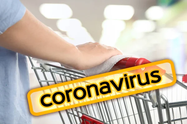 Koronavirüs Salgını Sırasında Kamusal Alanlarda Önleyici Önlemler Süpermarkette Elinde Kağıt — Stok fotoğraf