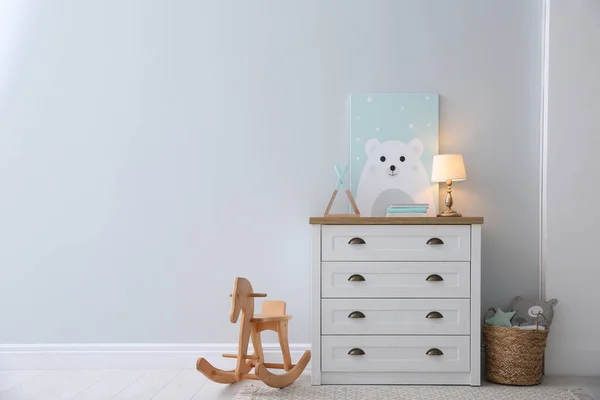 Μοντέρνο Λευκό Συρταριέρα Κοντά Ανοιχτό Τοίχο Στο Παιδικό Δωμάτιο Χώρος — Φωτογραφία Αρχείου