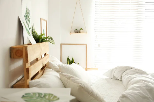 Stilvolles Interieur Mit Bett Und Floralen Bildern — Stockfoto