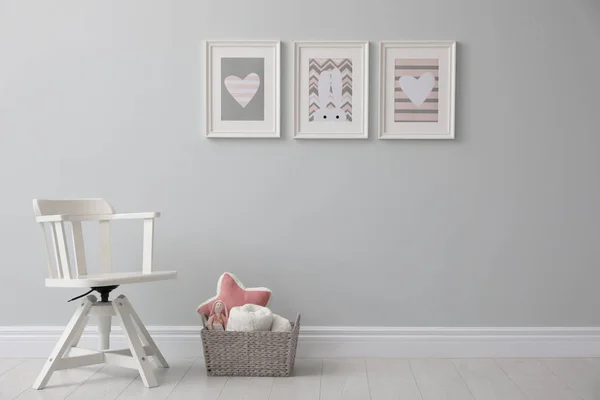 Κομψό Παιδικό Δωμάτιο Εσωτερικό Καρέκλα Και Χαριτωμένες Εικόνες Στον Τοίχο — Φωτογραφία Αρχείου