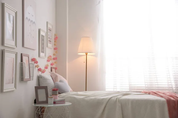 Interior Kamar Remaja Modern Dengan Tempat Tidur Yang Nyaman Dan — Stok Foto