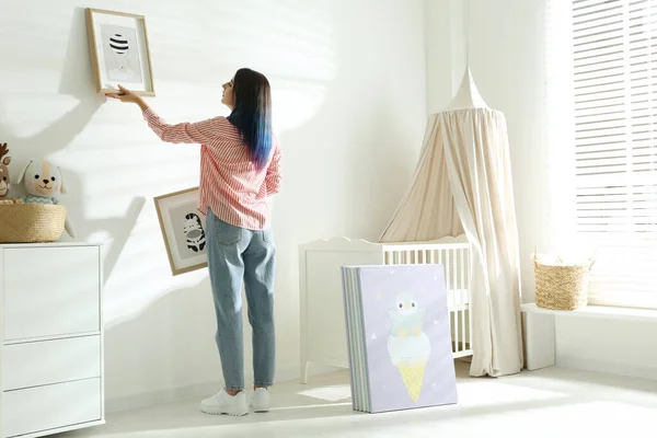 Decorator Opknoping Foto Aan Muur Binneninrichting Kinderkamer — Stockfoto