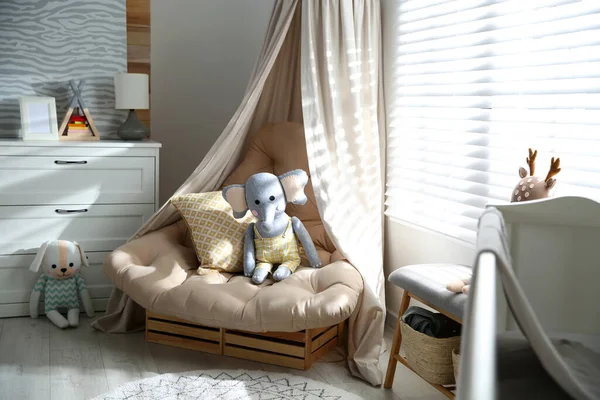 Cómodo Sillón Interior Habitación Del Bebé Moderno — Foto de Stock