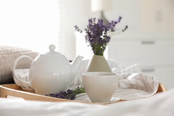 Bandeja Madera Con Taza Caliente Hermosas Flores Lavanda Cama Sabroso — Foto de Stock