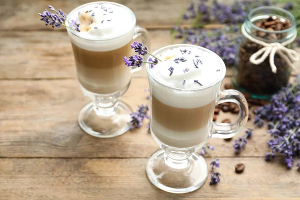 Delicioso Latte Con Lavanda Granos Café Mesa Madera —  Fotos de Stock