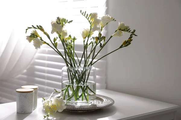 Schöne Frühling Freesia Blumen Auf Dem Tisch Zimmer — Stockfoto