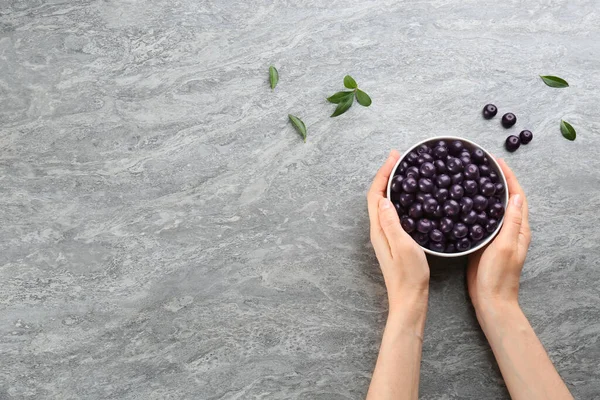 Femme Tenant Bol Avec Savoureuses Baies Açai Table Gris Clair — Photo