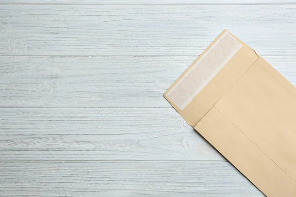 Papierumschlag Kraft Auf Weißem Holzgrund Draufsicht Raum Für Text — Stockfoto