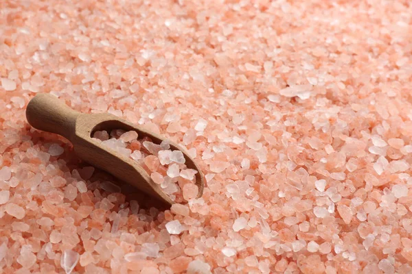 Rosafarbenes Himalaya Salz Und Holzschaufel Als Hintergrund Nahaufnahme — Stockfoto