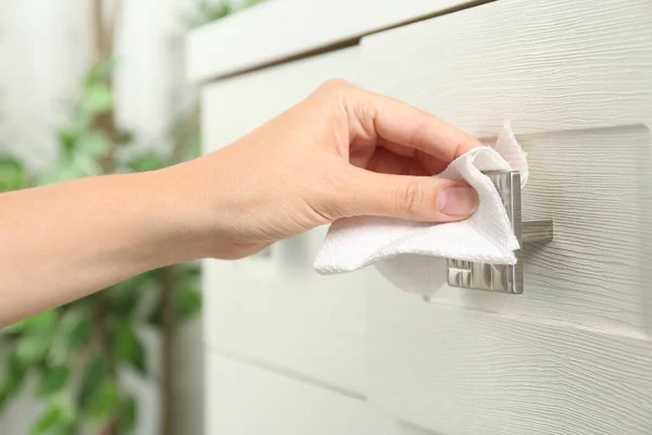 Mujer Usando Papel Seda Para Abrir Cajón Primer Plano — Foto de Stock