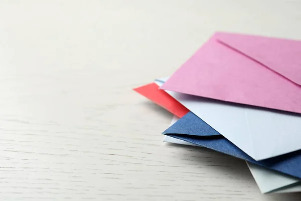 Sobres Papel Colores Sobre Fondo Madera Blanca Primer Plano Espacio — Foto de Stock