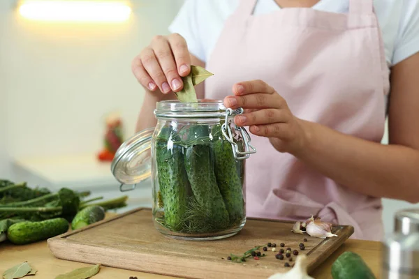 Mujer Poniendo Hojas Laurel Frasco Decapado Mesa Cocina Primer Plano — Foto de Stock