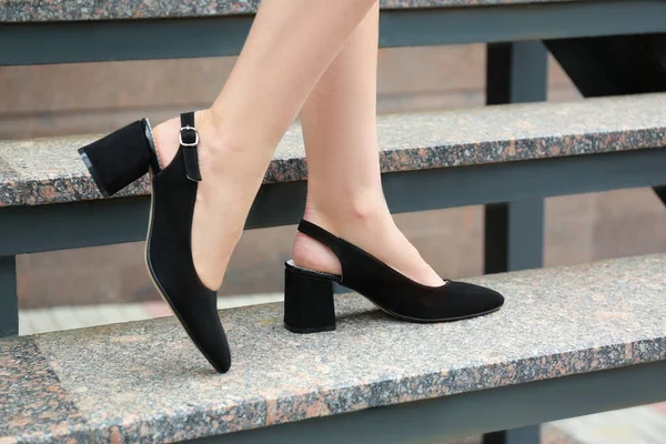 Mulher Sapatos Elegantes Escadas Livre Close — Fotografia de Stock