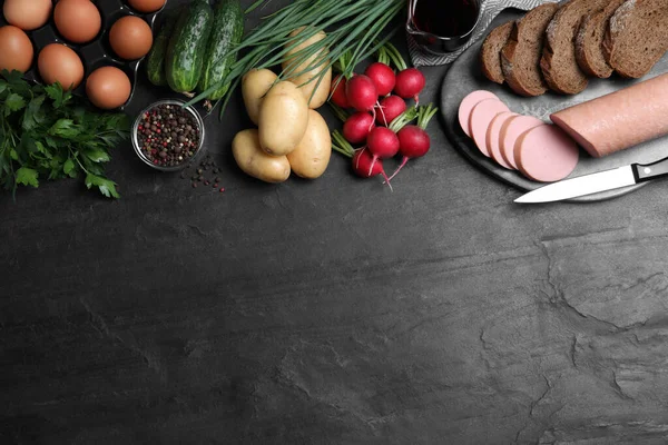 Vlakke Lay Compositie Met Kvass Andere Okroshka Ingrediënten Zwarte Tafel — Stockfoto