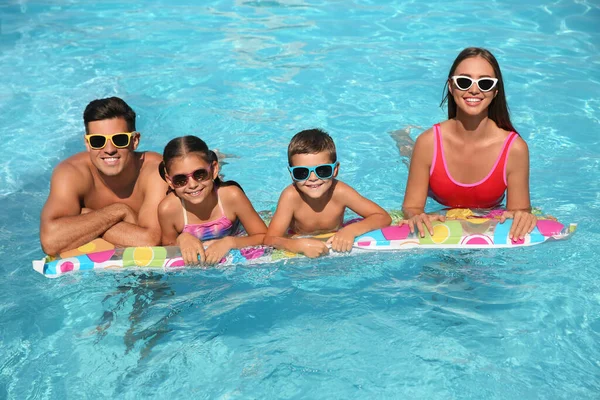 Havuzda Şişme Yatakta Mutlu Bir Aile — Stok fotoğraf