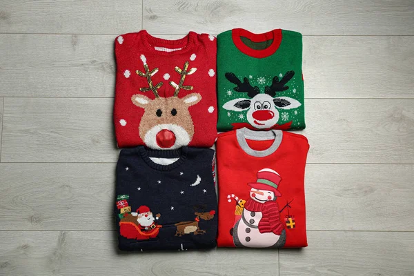 Katlanmış sıcak Noel kazakları ahşap masada, düz yatıyordu.