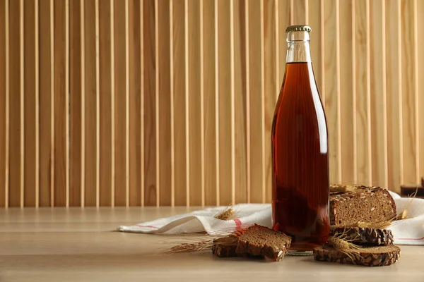 Пляшка Смачного Свіжого Квасу Колоски Хліба Дерев Яному Столі Простір — стокове фото