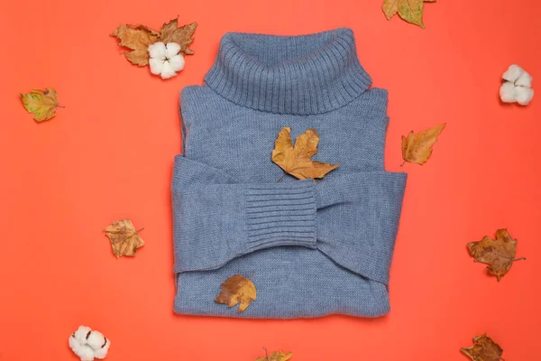 Varm Tröja Torra Blad Och Bomullsblommor Orange Bakgrund Platt Låg — Stockfoto