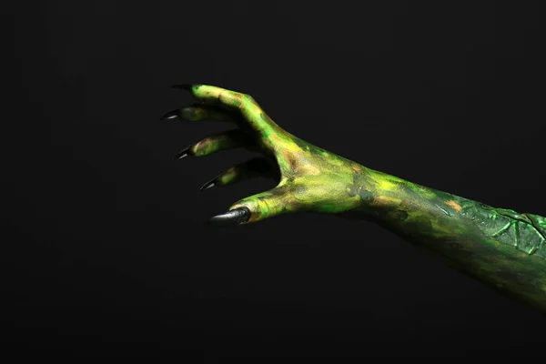 Monster Menakutkan Dengan Latar Belakang Hitam Tangan Yang Tertutup Karakter — Stok Foto