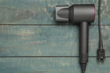 Saç kurutma makinesi ahşap masada, üst manzaralı, yazı için yeri var. Profesyonel kuaför aracı