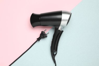 Arka planda saç kurutma makinesi, üst görüntü. Profesyonel kuaför aracı