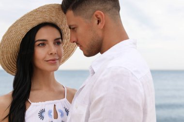 Güzel bir çift kumsalda birlikte vakit geçiriyor.