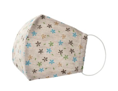 Beyaz üzerine ev yapımı koruyucu yüz maskesi.