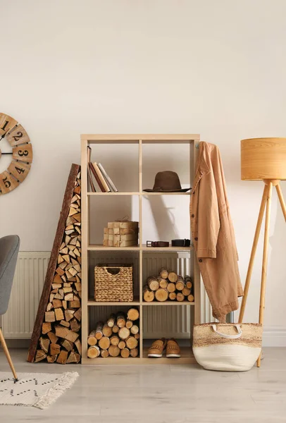 Stijlvol Interieur Met Brandhout Als Decoratief Element — Stockfoto