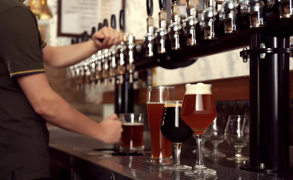 Barmen Barda Bardağa Taze Bira Dolduruyor — Stok fotoğraf
