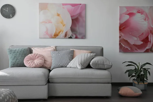 Sala Estar Elegante Com Sofá Confortável Design Interiores — Fotografia de Stock
