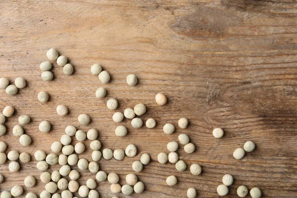 生干豌豆在木制背景上 蔬菜种子 — 图库照片