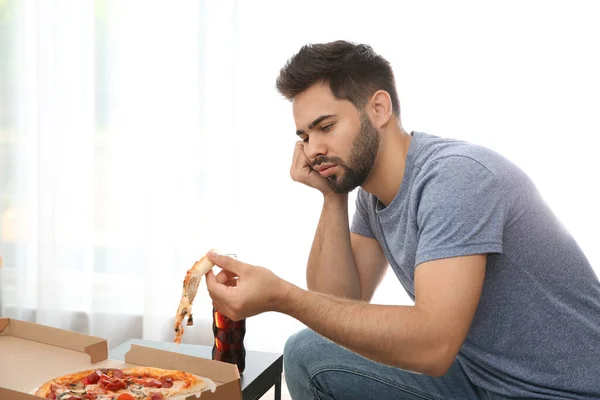 Jovem Preguiçoso Comendo Pizza Casa — Fotografia de Stock