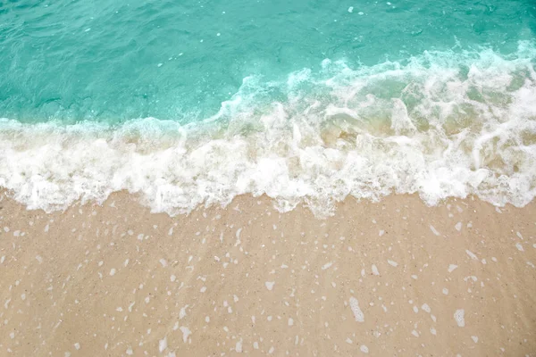 Όμορφη Θέα Της Θαλάσσιας Παλίρροιας Στην Αμμώδη Παραλία Καλοκαιρινές Διακοπές — Φωτογραφία Αρχείου