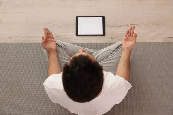 Coronavirus Salgını Sırasında Evde Online Ders Izlerken Yoga Yapan Bir — Stok fotoğraf
