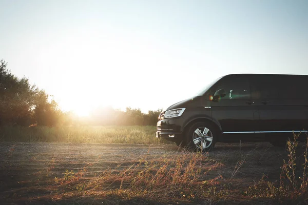 Schwarzes Auto Auf Einem Feld Bei Sonnenaufgang Morgenlandschaft — Stockfoto